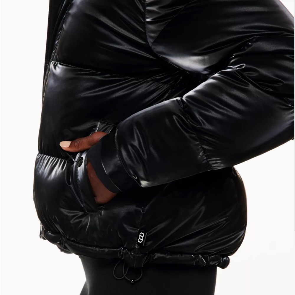 Aritzia The Super Puff Shorty Cropped puffer jacket black liquid shine - Picture 8 of 11
